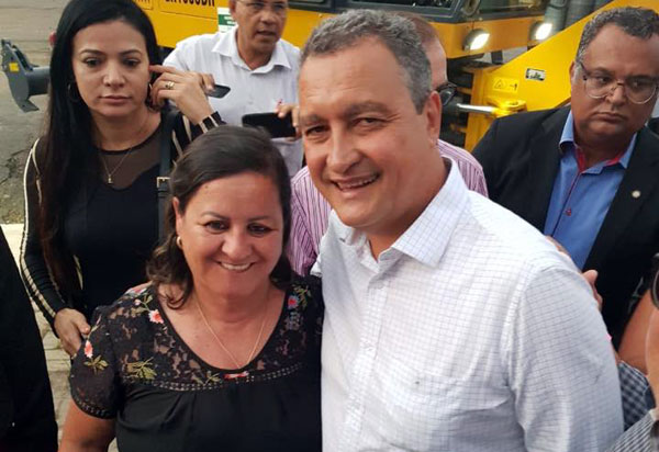 A prefeita Lêda Matias participa de reunião com governador e Aracatu é contemplado com duas máquinas do consórcio da CIVARLEG