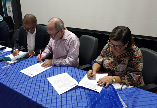 Aracatu: prefeita assina Termo de Compromisso para apoio técnico na elaboração do Plano Municipal de Saneamento Básico 