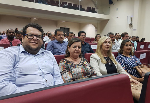 Aracatu: prefeita assina Termo de Compromisso para apoio técnico na elaboração do Plano Municipal de Saneamento Básico 