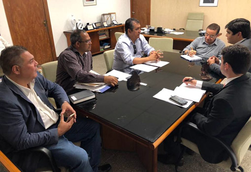 Em reunião na Secretaria de Recursos Hídricos, Léo Vasconcelos trata da assinatura de importantes projetos para Brumado 