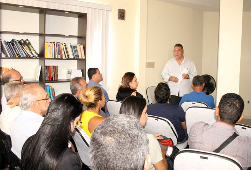 Em reunião com a imprensa, Léo Vasconcelos fala sobre a estrutura da Câmara de Vereadores, mudanças e problemas encontrados