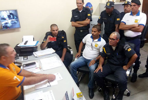 Léo Vasconcelos recebe comissão de guardas municipais para discutir Projeto que visa acabar com a Guarda Municipal