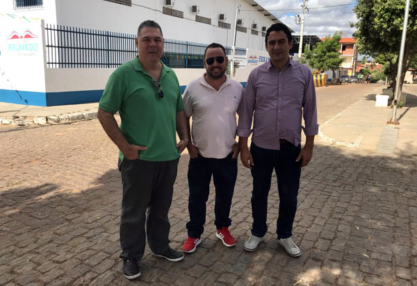 Brumado: vereador Léo Vasconcelos e pré-candidato a deputado estadual Márcio Moreira estiveram no Bairro Dr. Juracy acompanhando os preparativos do São João da Copa