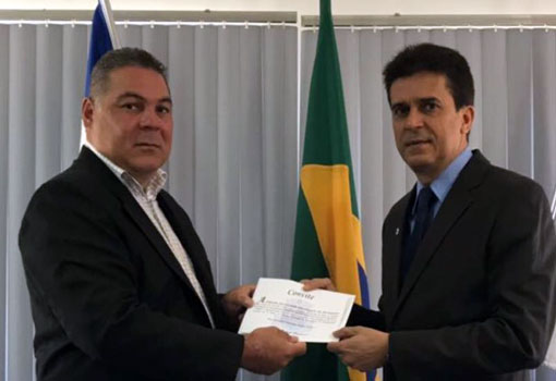 Presidente da Câmara de Vereadores de Brumado, Léo Vasconcelos entrega convite de sessão solene a presidente da OAB de Brumado