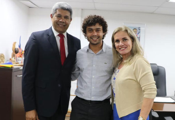 Ivana comemora resultado de licitação para melhorias em escola em Candiba