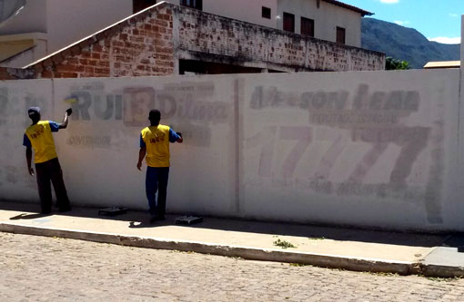 Livramento: Empresa que presta serviço a Prefeitura é flagrada apagando propagandas eleitorais em muros