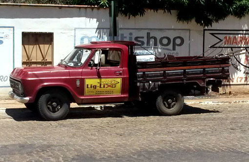 Livramento: Empresa que presta serviço a Prefeitura é flagrada apagando propagandas eleitorais em muros