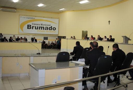 Brumado: liminar da Justiça suspende segunda votação do projeto que propõe o fim da representatividade da APLB 