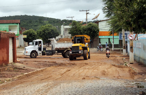 Chuva em Brumado: Prefeitura começa limpeza das ruas