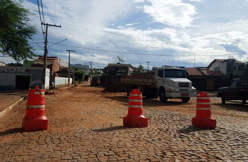 Brumado: Seinfra realiza trabalhos paliativos para amenizar os estragos da chuva; recuperação das vias só será realizada após período de chuvas