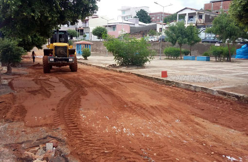 Brumado: Seinfra realiza trabalhos paliativos para amenizar os estragos da chuva; recuperação das vias só será realizada após período de chuvas