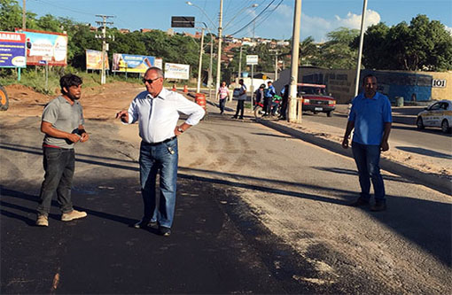 Prefeito Aguiberto fiscaliza as obras de recuperação asfáltica da Av. Lindolfo Azevedo Brito