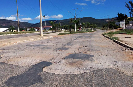 Brumado: Avenida Lindolfo Azevedo Brito continua esburacada