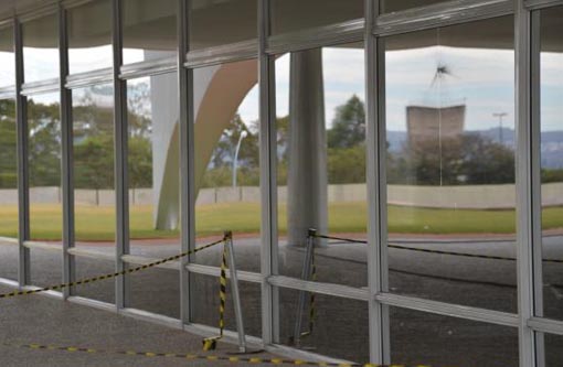 Homem natural de Livramento atira pedra em vidraça do Palácio do Planalto, em Brasília