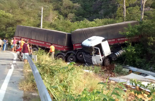 Motorista perde controle e carreta fica em 'L' na Serra das Almas, no trecho entre Rio de Contas e Livramento