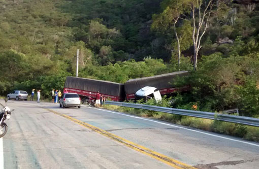 Motorista perde controle e carreta fica em 'L' na Serra das Almas, no trecho entre Rio de Contas e Livramento