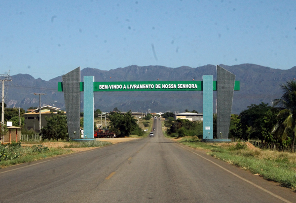 Homem morre após acidente envolvendo moto e retroescavadeira na BA-148