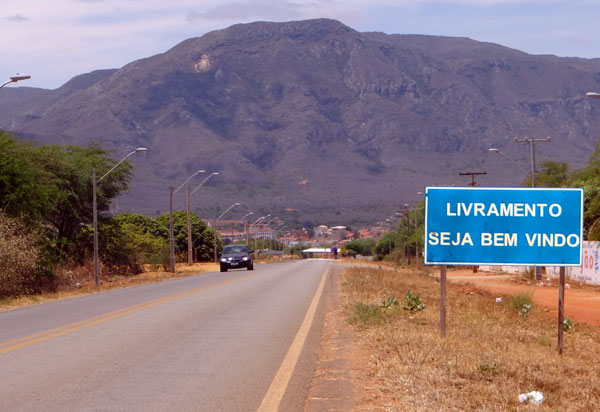 Livramento: Embasa distribui água mil vezes mais ácida que o recomendado pelo MS, diz site