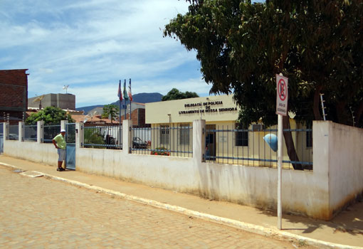 Livramento: para reforma da delegacia, veículos apreendidos são encaminhados para garagem central e pátio da delegacia de Brumado