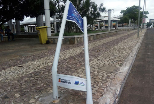 Brumado: lixeira ecológica instalada na Praça Coronel Zeca Leite recentemente foi destruída