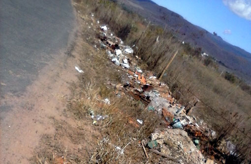 Ituaçu: Morador denuncia lixo espalhado em via de acesso a Gruta Mangabeira