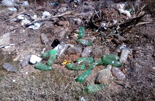 Ituaçu: Morador denuncia lixo espalhado em via de acesso a Gruta Mangabeira