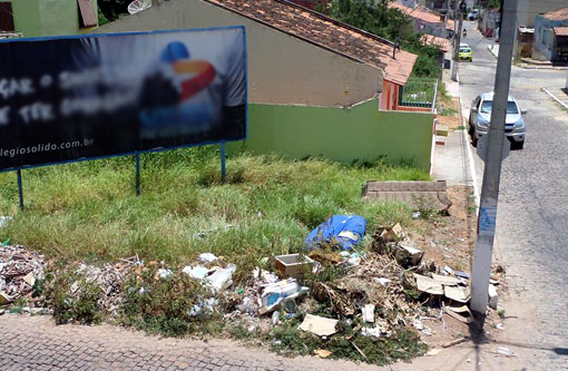 Brumado: Promoter denuncia acúmulo de lixo na Rua Aureliano de Carvalho 