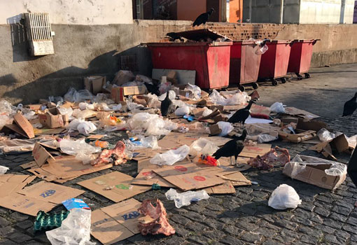 Brumado: leitor do Agora Sudoeste registrada grande quantidade de lixo espalhada na Feira Livre