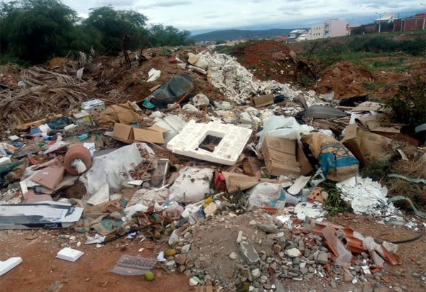 Brumado: moradores reclamam do descarte de lixo irregular na Rua Israel Dias de Oliveira