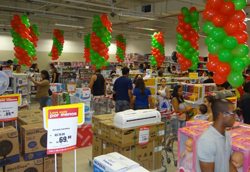 Mais de 60% dos brasileiros deixam compras de Natal para a última hora