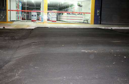 Brumado: motociclista cai e se fere após passar sobre lombofaixa; a elevação não possui sinalização