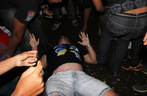 Cantor da banda Trio da Huanna cai de palco durante show