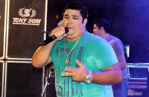 Cantor da banda Trio da Huanna cai de palco durante show