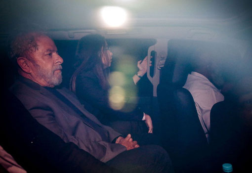 Lula está preso para cumprir pena por corrupção e lavagem de dinheiro