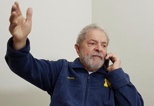 Lula sobre a intervenção no RJ: 'Temer quer pegar o nicho de eleitores do Bolsonaro'