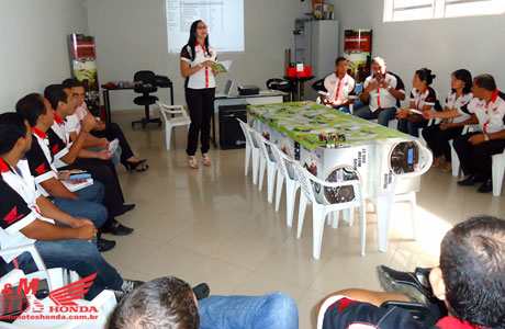 M & M Motos realiza dinâmica competitiva entre colaboradores em uma das últimas reuniões do ano