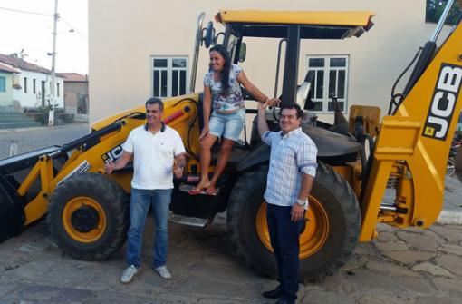 Deputado Marquinho Viana vai a Macaúbas entregar máquina