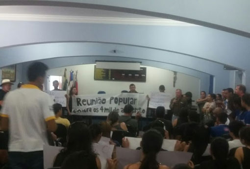 Macaúbas: população se manifesta contra aumento de salário de vereadores e gestores