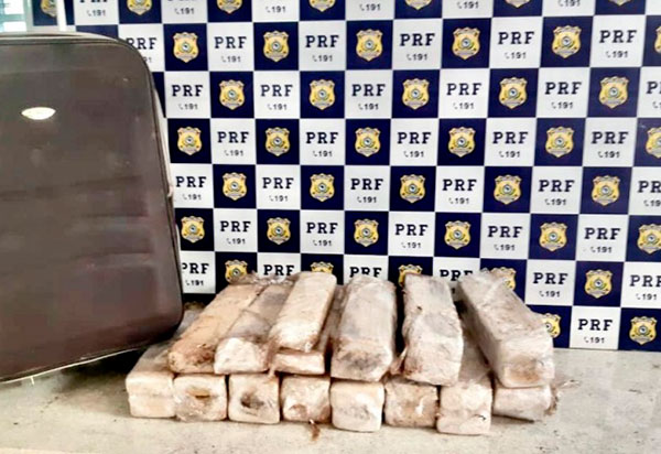 Mulher é presa pela PRF em Vitória da Conquista (BA) transportando 26kg de maconha