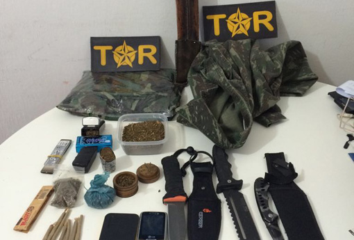 Caetité: Dois homens são detidos na BR-030 portando armas brancas e substância análoga a maconha