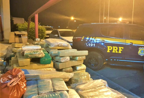 Conquista: Após acompanhamento tático por 2 km, PRF encontra carro ‘recheado’ de maconha; assista