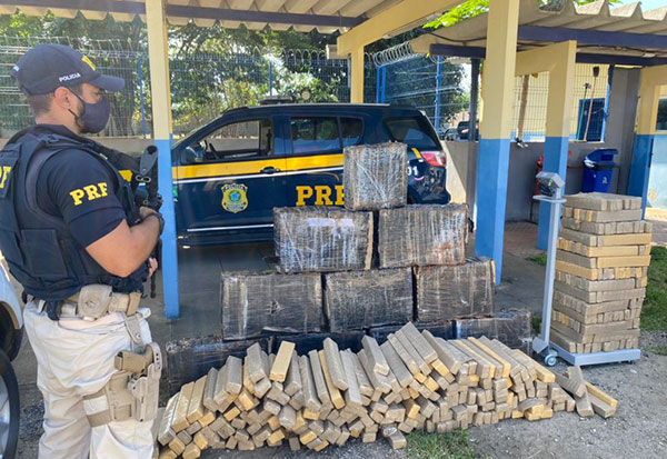 PRF apreende mais de 1 tonelada de maconha e prende batedores na BR 116