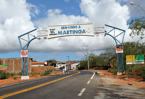 Em Maetinga, Governo inaugura arena esportiva e dá início a obra de ampliação de colégio