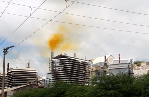 Moradores da Vila reclamam de fumaça amarela na Magnesita; empresa diz que esta não afeta a saúde da população
