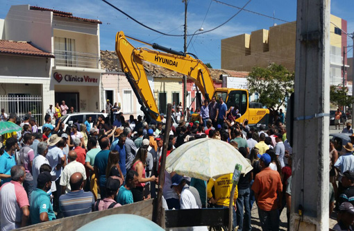 Aracatu: prefeito Sérgio Maia conquista junto a Governo Federal importante máquina para o município