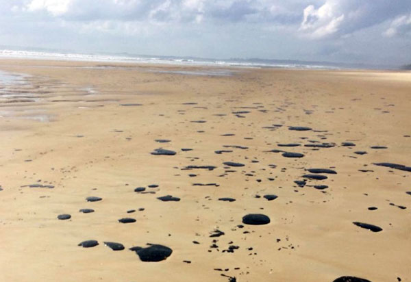 Manchas de óleo chegam a Ilhéus