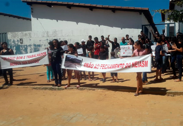 Dom Basílio: pais, alunos, professores e comunidade local protestam contra o fechamento do Núcleo Educacional Integrado Alfredo Souza Machado