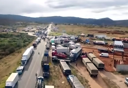 Governo e caminhoneiros anunciam proposta de acordo para suspender paralisação por 15 dias