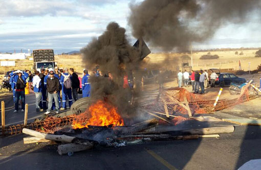 Trecho da rodovia entre Caetité e Guanambi é interditado; operários da FIOL bloquearam a via durante manifestação
