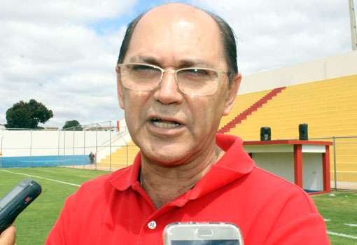 Concorrendo a presidência do Vitória, Manoel Matos promete choque de gestão